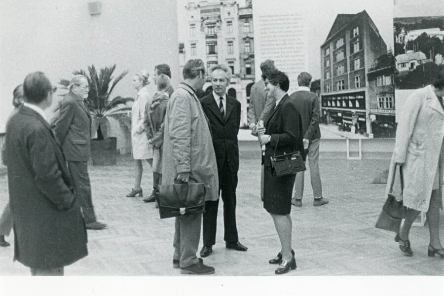 uprostřed Iloš Crhonek, Milada Nováková